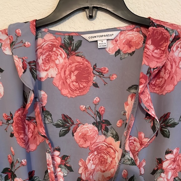 Cute women’s top with floral patterns - Picture 2 of 3